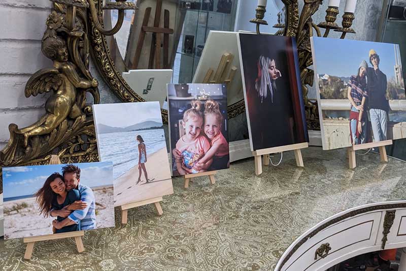 Paneles espumados con fotografías en caballetes de sobremesa